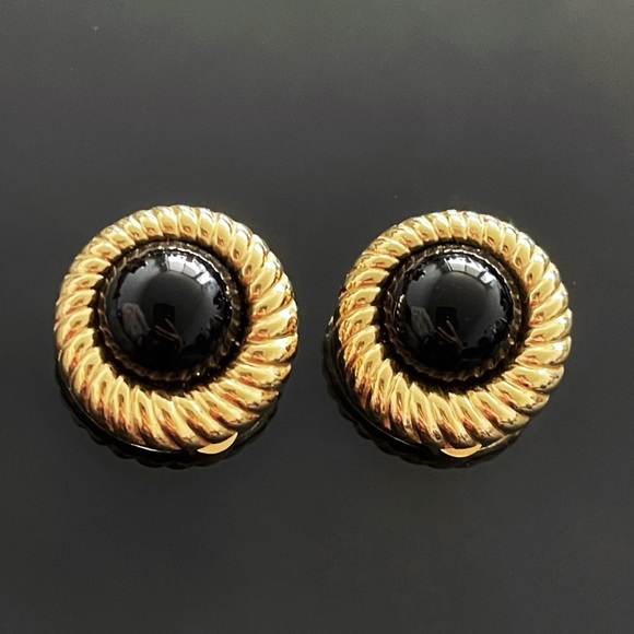 🖤 Black + Gold = classic and luxurious 💛✨ - Picture 2 of 10